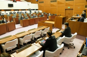 明石市の泉房穂市長による税情報の無断投稿を受け、市議会が２０日に開いた百条委員会＝明石市中崎１