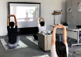 バンドー化学の「オフィスヨガ」。出社していても、在宅勤務でも、イントラクターとつながり、ヨガを楽しめる（提供写真）