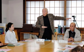 コウノトリファンクラブの会員らを前に語る柳生博さん（中央）＝２０１８年２月