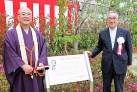 須磨寺参道の「島守の広場」開設を喜ぶ嘉数昇明元沖縄県副知事（右）と小池弘三貫主＝２３日午後、神戸市須磨区須磨寺町２