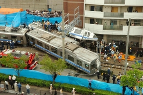 懸命の救助作業が進む事故現場＝２００５年４月２５日午前１１時５０分、兵庫県尼崎市潮江４