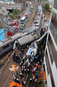 マンションに激突し、ひしゃげた車両＝２００５年４月２５日午前１１時３７分、兵庫県尼崎市潮江４