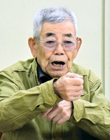 旧優生保護法を巡る思いを手話で伝える小林宝二さん＝明石市貴崎１