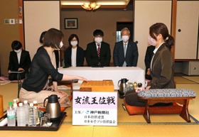 女流王位戦第１局で初手を指す西山朋佳女流二冠（左）。右は里見香奈女流王位＝２６日午前、姫路市夢前町前之庄、旅館「夢乃井」（撮影・笠原次郎）