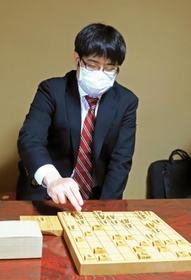 控室で検討する糸谷哲郎八段＝姫路市夢前町前之庄、旅館「夢乃井」
