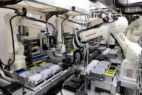 １日に約２千検体を処理できるという自動ロボットシステムで検査を行う（川崎重工業提供）