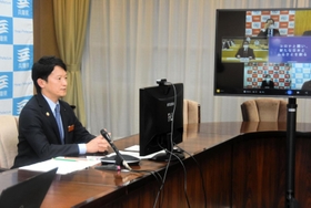 全国知事会のオンライン会合で発言する兵庫県の斎藤元彦知事＝２６日午後、兵庫県庁