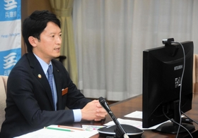 全国知事会のオンライン会合で発言する兵庫県の斎藤元彦知事＝２６日午後、兵庫県庁