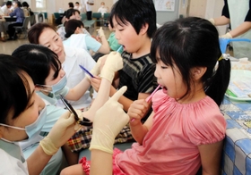 歯の磨き方の指導を受ける子どもたち＝三木市内（２０１８年撮影）