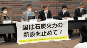 請求棄却を受け、判決内容の説明と上告する意思を明らかにした原告、弁護団＝２６日午後、大阪市北区西天満１、大阪弁護士会館