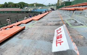 強度不足のためスタンドの一部が封鎖された明石トーカロ球場＝２７日午後、兵庫県立明石公園（撮影・松本寿美子）