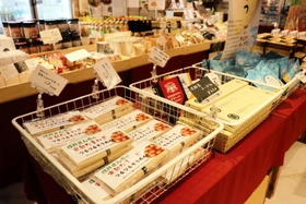 ふるさと納税の返礼品などが並ぶ土産物売り場＝洲本市塩屋１、複合施設「Ｓ　ＢＲＩＣＫ（エスブリック）」