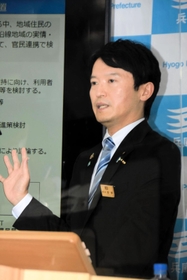 ＪＲ西日本の赤字ローカル路線を巡り、利用促進策を議論する協議会の立ち上げを表明した兵庫県の斎藤元彦知事＝２７日午後、兵庫県庁