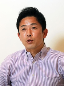 守備の重要性について真剣な表情で語る赤星憲広さん＝芦屋市公光町（撮影・鈴木雅之）