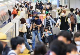 旅行や帰省で新幹線に乗り込む家族連れら＝２９日午前、神戸市中央区加納町１、ＪＲ新神戸駅（撮影・吉田敦史）