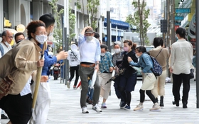 猛烈な風が吹く神戸の街中＝２９日午後、神戸市中央区加納町４（撮影・鈴木雅之）
