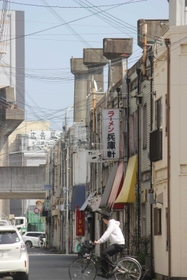 古代遺跡のような橋脚が連なる町並み＝姫路市久保町
