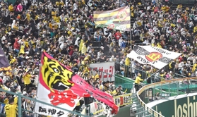 応援旗が振られ、盛り上がるライトスタンド＝甲子園球場（撮影・飯室逸平）