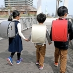 男の子向けの赤色や男女ともに人気の銀色など性別関係なく使えるデザインが人気のランドセル＝神戸市中央区東川崎町１（撮影・秋山亮太）