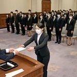 斎藤元彦知事（左）から辞令を受け取る新入職員＝１日午前、神戸市中央区下山手通４、兵庫県公館（撮影・秋山亮太）