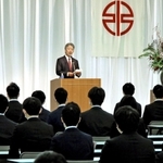 新入社員らに向けて訓示する川崎重工業の橋本康彦社長＝１日午前、神戸市中央区港島中町６、神戸国際展示場