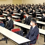 橋本康彦社長の訓示を聞く川崎重工業の新入社員ら＝１日午前、神戸市中央区港島中町６（撮影・大島光貴）