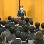 新入職員の辞令交付式で訓示する斎藤知事＝県公館（撮影・秋山亮太）