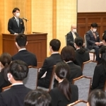 新入職員の辞令交付式で訓示する斎藤知事＝県公館（撮影・秋山亮太）