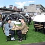 ＪＲ三ノ宮駅南側にオープンした「＆３ＰＡＲＫ」で昼食を楽しむ来場者ら＝１日午後、神戸市中央区雲井通８（撮影・中西大二）