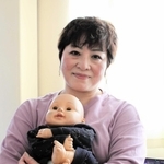 まぁるい抱っこを提唱する辻直美さん＝大阪府島本町広瀬４