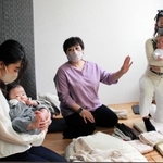 辻直美さん（中央）の指導の下、「まぁるい抱っこ」を実践する２組の母子＝大阪府島本町広瀬４