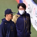 オリックスのエース山本由伸投手（左）に声を掛ける球団広報の佐藤達也さん＝大阪市西区、京セラドーム大阪（撮影・鈴木雅之）