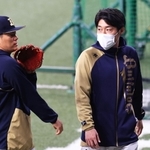 オリックスのエース山本由伸投手（左）に声を掛ける球団広報の佐藤達也さん＝大阪市西区、京セラドーム大阪（撮影・鈴木雅之）