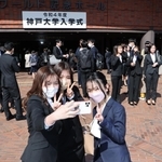 入学式会場前で記念写真を撮る新入生＝５日午前、神戸市中央区港島中町６（撮影・小林良多）