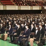 神戸大学の入学式で、話に耳を傾ける新入生。感染対策で間隔を空けて座り、マスクを着用した＝５日午前、神戸市中央区港島中町６（撮影・小林良多）