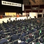 神戸大学の入学式で、話に耳を傾ける新入生。感染対策で間隔を空けて座り、マスクを着用した＝５日午前、神戸市中央区港島中町６（撮影・小林良多）