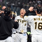 １回に２点本塁打を放ち、ナインに迎えられる阪神の佐藤輝明内野手＝甲子園（撮影・山口　登）