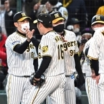 完封勝利を挙げた阪神の西勇輝投手（左から２人目）とタッチを交わす矢野燿大監督（左端）＝５日夜、甲子園（撮影・田中太一）