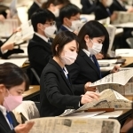 情報収集力の向上を目指し、新聞の気になる見出しを探す新人職員＝神戸市中央区浜辺通５（撮影・坂井萌香）