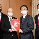 片山安孝副知事（左から２人目）に特製クリアファイルを手渡すコベルコ神戸スティーラーズ関係者＝兵庫県庁