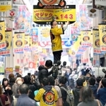 開幕前、尼崎中央３丁目商店街に掲げられた「マジック１４３」。開幕１０試合目でようやく減る＝２０２２年３月２３日、兵庫県尼崎市