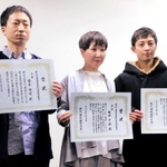 受賞を喜ぶ（左から）橋本浩明さん、梅田千絵さん、三坂賢二郎さん＝大阪市中央区、ウイングフィールド