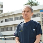 国内外の災害現場の経験から「緊急事態では専門分野を超えた対応が求められる」と話す中山伸一さん＝神戸市中央区、兵庫県災害医療センター（撮影・坂井萌香）