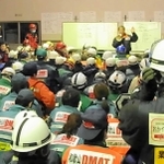 東日本大震災で医療搬送拠点となった岩手県のいわて花巻空港でＤＭＡＴ隊員に指示を出す中山伸一さん（２０１１年３月１２日、中山さん提供）