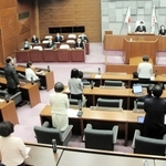 百条委員会の設置を賛成多数で可決した明石市議会＝明石市中崎１