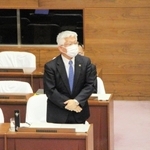 明石市議会本会議で発言する泉房穂市長＝明石市中崎１