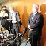 報道陣の質問に答える泉房穂市長＝明石市中崎１