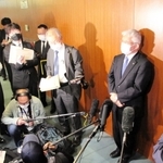 報道陣の質問に答える泉房穂市長＝明石市中崎１