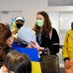 神戸に到着し、支援者から祝福されるユリヤ・ゴルバチェクさん（中央）＝７日夜、神戸市中央区の神戸空港