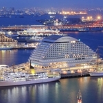 ５隻そろって停泊し、日没後には電飾で夜景を彩る練習船＝７日夜、神戸市中央区